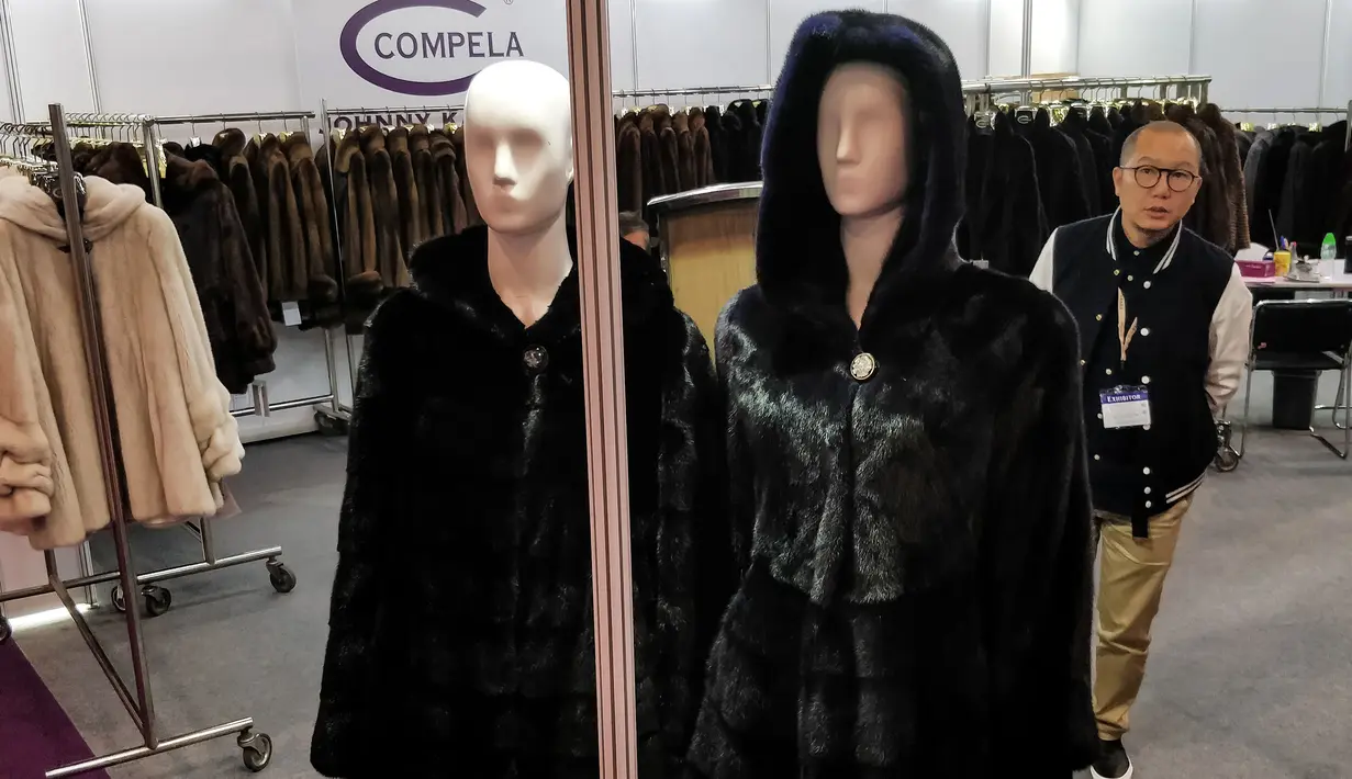 Pekerja memeriksa pakaian yang terbuat dari bulu binatang saat dipamerkan di Hong Kong International Fur and Fashion Fair di Hong Kong, Sabtu (24/2). (VIVEK PRAKASH/AFP)