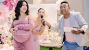 Melengkapi gaya busananya, Jessica Iskandar mengoptimalkan gaya dengan tampilan rambut wavy yang bervolume. [Foto: Instagram/ Jessica Iskandar]