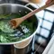 Cara Masak Bayam agar Tidak Menghitam dan Nutrisinya Tetap Terjaga