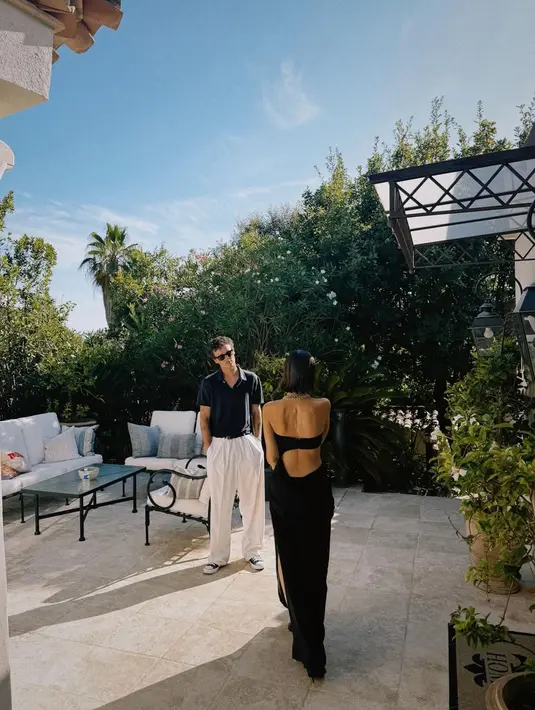 Beda usia 10 tahun tak menghalangi berseminya cinta dua sejoli ini. Keduanya kerap habiskan waktu bersama untuk liburan [@jackie_apostel]