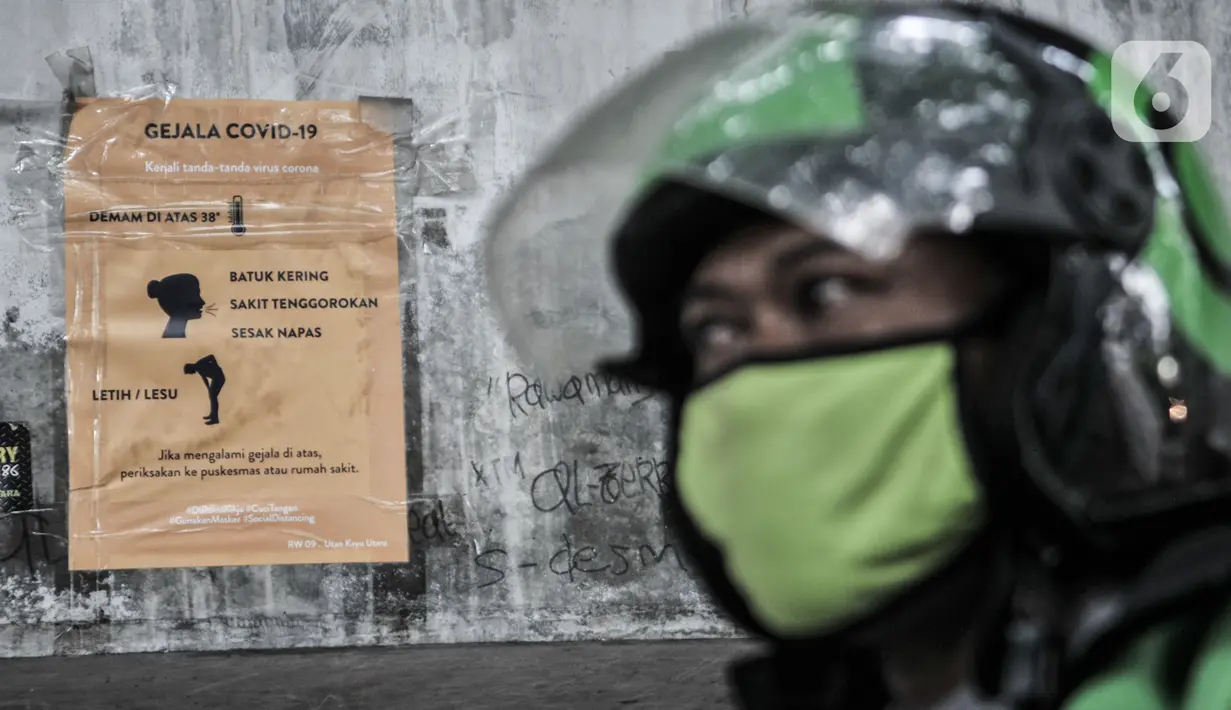 Selebaran info mengenai Covid-19 terpasang di Posko Aman Covid-19, Jakarta, Selasa (11/8/2020). Dalam sehari, Posko Aman Covid-19 rata-rata mampu memeriksa hingga 1.000 pengojek mulai pukul 08.00 WIB-17.00 WIB. (merdeka.com/Iqbal Nugroho)