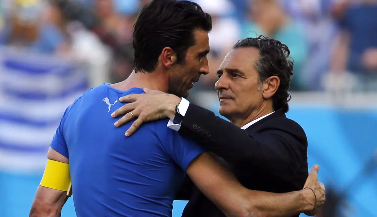 Pelatih Timnas Italia, Cesare Prandelli, memeluk Gianluigi Buffon usai dikalahkan Uruguay 0-1 dan gagal lolos ke fase 16 besar Piala Dunia 2014 di Stadion das Dunas, Natal, Brasil, (24/6/2014). (REUTERS/Yves Herman) 