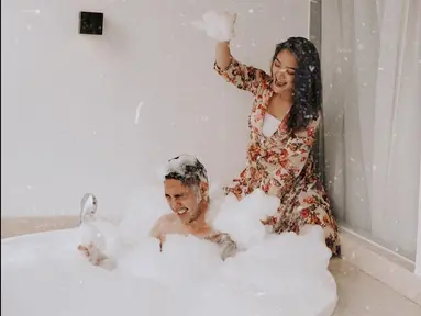 Dalam foto tersebut, Krisjiana tampak berendam di dalam bathtub yang berisi busa sabun. Suami Siti Badriah itu pun tampak tak mengenakan pakaian sehingga bagian atas badannya. (Liputan6.com/IG/@sitibadriahh)