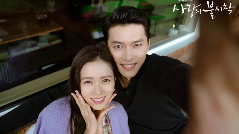 Hyun Bin dan Son Ye Jin dalam Crash Landing on You.  (Twitter/ CJnDrama)