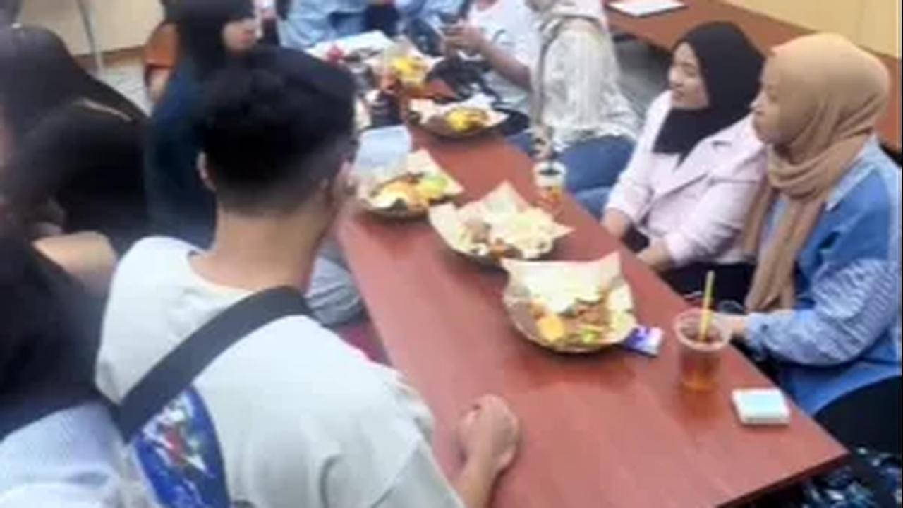 Meski awalnya tak dikenali, namun victor terbukti mendapat sambutan baik. Dia turut berbincang hingga diberi makanan.&nbsp;<br>