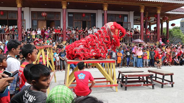 Ratusan orang memadati Halaman Vihara Karuna Dipa Palu menyaksikan atraksi barongsai saat perayaan imlek, Sabtu ( 25/1/2020 ). (Foto: Liputan6.com/Heri Susanto)
