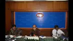 Jubir Kementerian Luar Negeri RI, Arrmanatha Nasir (tengah) memberikan keterangan di Gedung Pancasila, Jakarta, Senin (19/1). (Liputan6.com/Miftahul Hayat)
