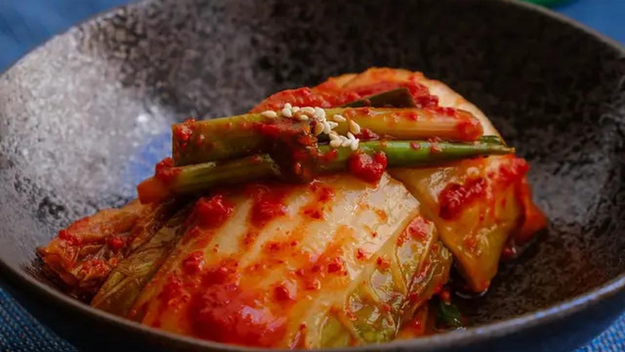 Makan Kimchi Bisa Bikin Tubuh Langsing, Kok Bisa?