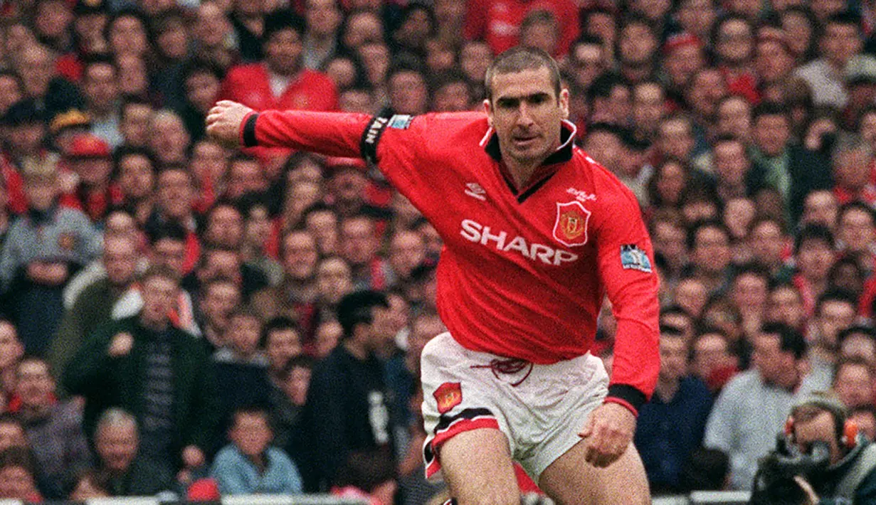 1. Eric Cantona - Cantona dipercaya menggunakan nomor 7 bersama Manchester United. Pemain yang dikenal keras ini sukses mempersembahkan sembilan gelar dan mencetak 82 gol dari 185 pertandingan di semua kompetisi untuk Manchester United. (AFP/Gerry Penny)