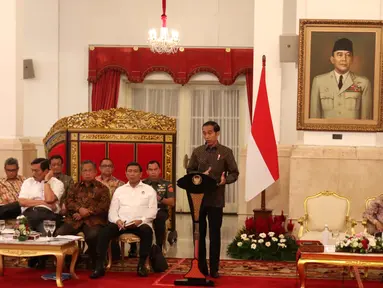 Presiden Joko Widodo atau Jokowi memimpin Sidang Kabinet Paripurna di Istana Negara, Jakarta, Senin (9/4). Sidang membahas ketersediaan anggaran dan pagu indikatif serta prioritas nasional tahun 2019. (Liputan6.com/Angga Yuniar)