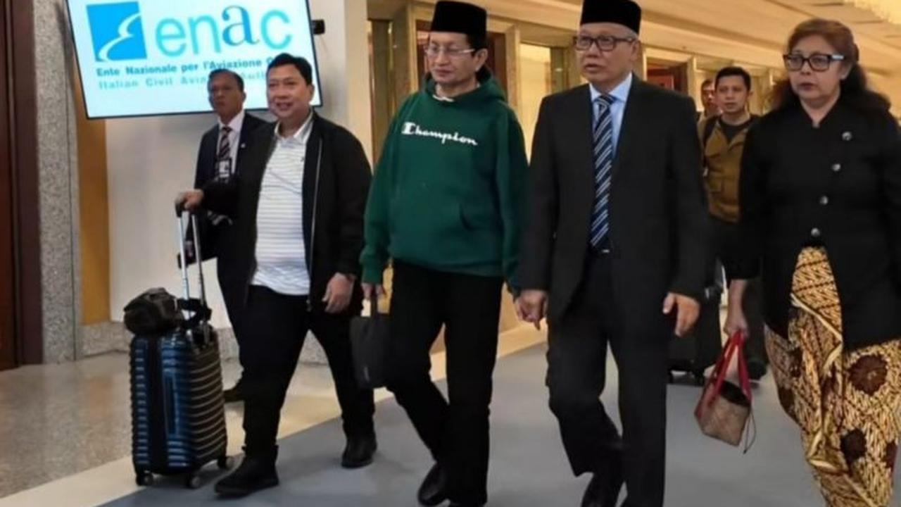 Momen Langka Cium Kening Paus: Menteri Agama Umar Hadiri Forum Perdamaian Dunia di Roma