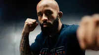 Demetrious Johnson, One Championship Flyweight Grand Prix Champion mengenakan kaus ONE Championship.