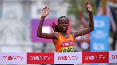 Brigid Kosgei dari Kenya menyentuh garis finis pada ajang London Marathon ke-40 kategori elit putri di London, Inggris, Minggu (4/10/2020). Juara bertahan Brigid Kosgei meraih kemenangan dalam dua jam 18,58 menit. (Richard Heathcote/Pool via AP)