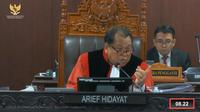 Hakim Konstitusi Arief Hidayat menilai KPU tidak serius usai kedapatan absen di sidang sengketa Pileg 2024 pada panel tiga yang digelar Gedung Mahkamah Konstitusi (MK) hari ini, Kamis (2/5/2024). (Winda Nelfira).