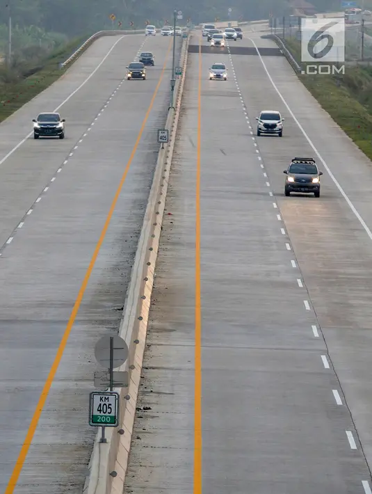 Kendaraan pemudik melintas di ruas jalan tol Batang - Semarang, Jawa Tengah, Minggu (2/6/2019). Memasuki H-3 Lebaran, kepolisian dan pengelola jalan tol masih memberlakukan jalan tol satu arah (One Way) dari Jakarta menuju Semarang yang terpantau ramai lancar. (Liputan6.com/Herman Zakharia)