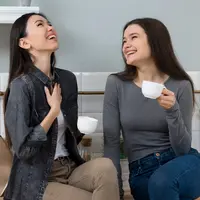 ilustrasi dua orang perempuan yang sedang berbincang/copyright&nbsp;freepik.com/freepik