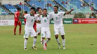 Trio Timnas Indonesia U-19, Witan Sulaiman (kiri), Egy Maulana Vikri (tengah), dan M Rafli Nursalim rayakan gol ke gawang Myanmar pada laga perebutan tempat ketiga Piala AFF U-18 di Stadion Thuwunna, Minggu (17/9/2017). (Liputan6.com/Yoppy Renato)