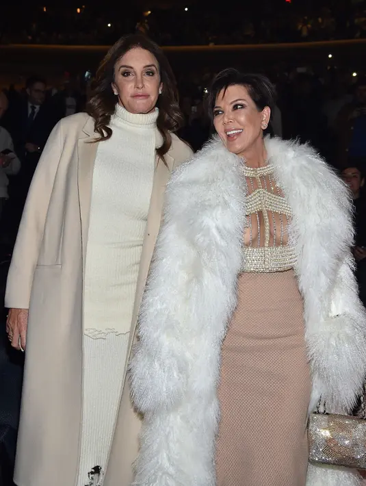 Caitlyn Jenner (kiri) dan Kris Jenner tampil kompak saat menghadiri Kanye West Yeezy Season 3 di Madison Square Garden, New York, Kamis (11/2). (Dimitrios Kambouris/Getty Images untuk Yeezy Season 3 /AFP)