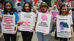 Massa Gerakan Perempuan Anti Kekerasan (Gerak Perempuan) menggelar aksi di Kementerian Pendidikan dan Kebudayaan (Kemdikbud), Jakarta, Senin (10/2/2020). Mereka menuntut Mendikbud Nadiem Makarim untuk membuat peraturan di kampus yang melindungi dari pelecehan seksual. (Liputan6.com/Faizal Fanani)