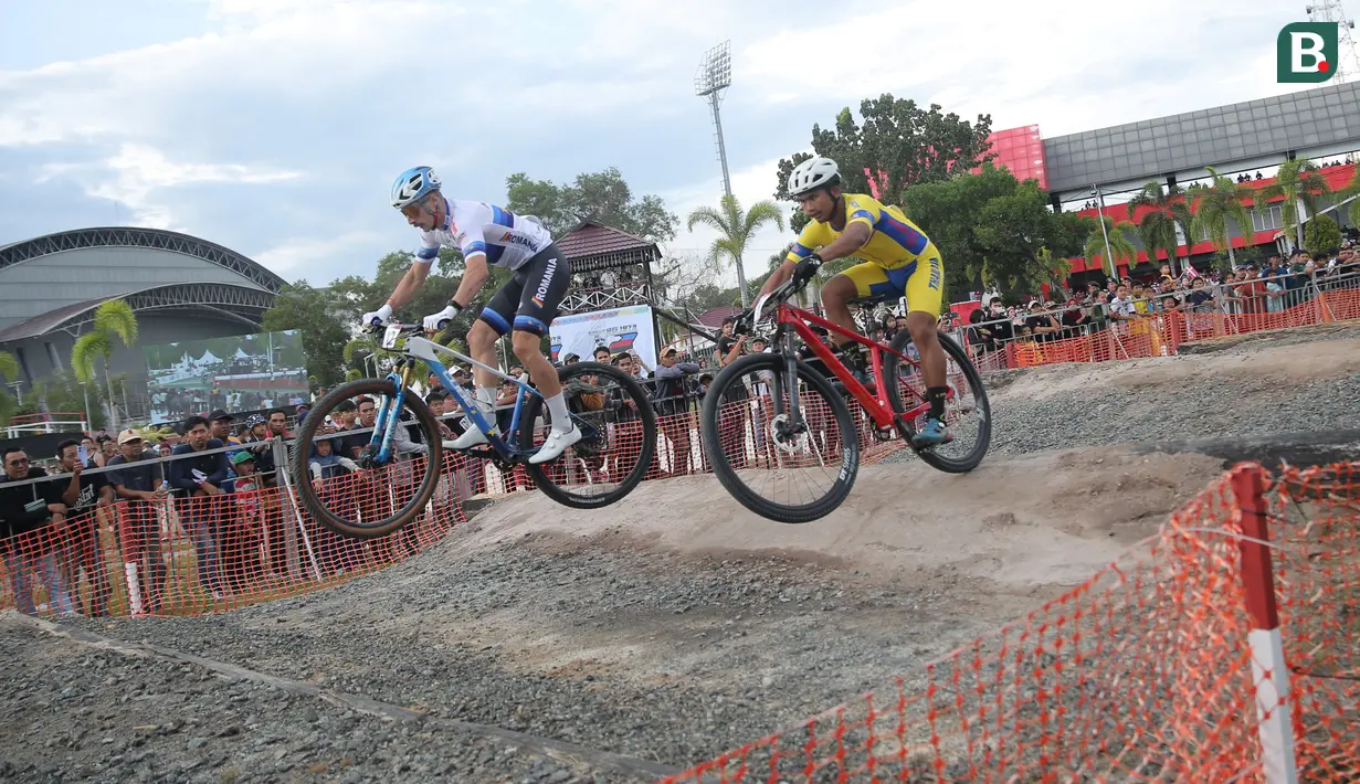 Pembalap Rumania, Ede Karoly Monar, saat beraksi di UCI MTB Eliminator World Cup 2024 yang digelar di Sirkuit SG 1973, Palangka Raya, Minggu (19/5/2024). (Bola.com/Ade Yusuf Satria)