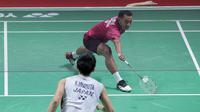 Tommy Sugiarto berusaha mengembalikan kok saat melawan Kento Momota pada perempat final tunggal putra Indonesia Open 2018 di Istora Senayan, Jakarta, (6/6/2018). Tommy kalah menang 21-11, 21-15. (Bola.com/Nick Hanoatubun)