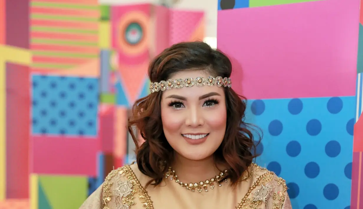 Penyanyi Nindy Ayunda kini tengah berbadan dua. Penyanyi Anindia Yandirest Ayunda itu tengah hamil enam bulan. Pada lebaran nanti, ia dan suami sepakat menggunakan jasa inval (pembantu rumah tangga pengganti). (Adrian Putra/Bintang.com)
