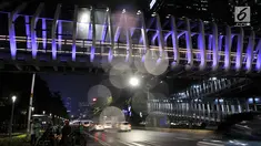 Kendaraan melintas di bawah jembatan penyeberangan orang (JPO) Gelora Bung Karno (GBK), Jakarta, Senin (25/2). JPO GBK merupakan salah satu jembatan penyeberangan yang baru direvitalisasi oleh Pemprov DKI Jakarta. (Merdeka.com/Iqbal S Nugroho)