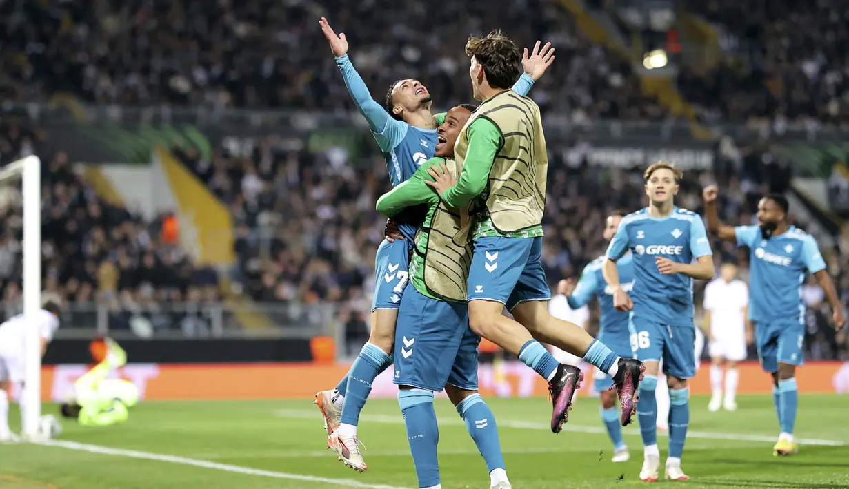 Pemain Real Betis, Antony merayakan golnya ke gawang Vitoria Guimaraes dalam laga leg 2 babak 16 besar Conference League yang berlangsung di D Afonso Henriques Stadium, Portugal, Jumat (14/03/2025) dini hari WIB. (AP Photo/Luis Vieira)