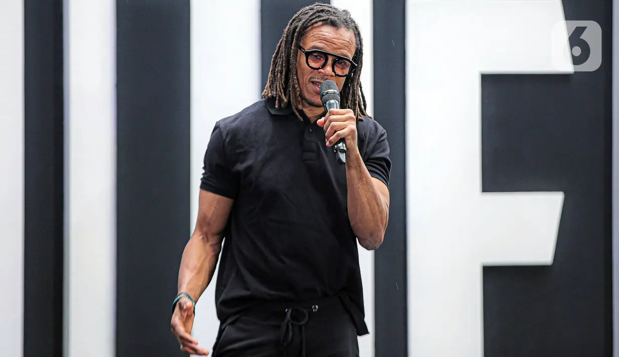 Legenda sepak bola Juventus Edgar Davids menyapa penggemar saat menghadiri pembukaan Juventus Village di Lippo Mall Kemang, Jakarta Selatan, Jumat (27/1/2023). Juventus Village yang dibuka pada 27-29 Januari 2023 bakal memanjakan fans dengan beragam acara seperti meet and greet dengan Edgar Davids, pameran trofi dan replika ruang ganti hingga game-game menarik. (Liputan6.com/Faizal Fanani)