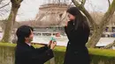 Berlatar Menara Eiffel yang cantik, Ok Taecyeon berlutut di depan sang kekasih dengan cincin berlian [@thebestphotoparis]