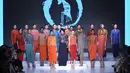 Oscar Lawalata (tengah) bersama model yang mengenakan gaun rancangannya di Jakarta Fashion and Food Festival 2015, Jakarta, Senin (25/5/2015). Koleksi terbaru dari Oscar terdiri dari 40 karya dengan tema "MY NAME IS ASIA".  (Liputan6.com/Herman Zakharia)