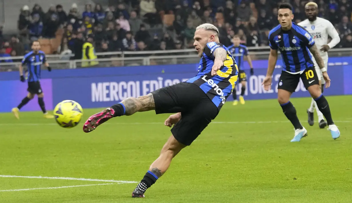 <p>Federico Dimarco dari Inter Milan menendang bola saat bertanding melawan Empoli pada laga Liga Italia di stadion San Siro di Milan, Italia, Selasa (24/1/2022). Kekelahan ini, membuat Inter Milan menempati peringkat ketiga dengan 37 poin. (AP Photo/Luca Bruno)</p>