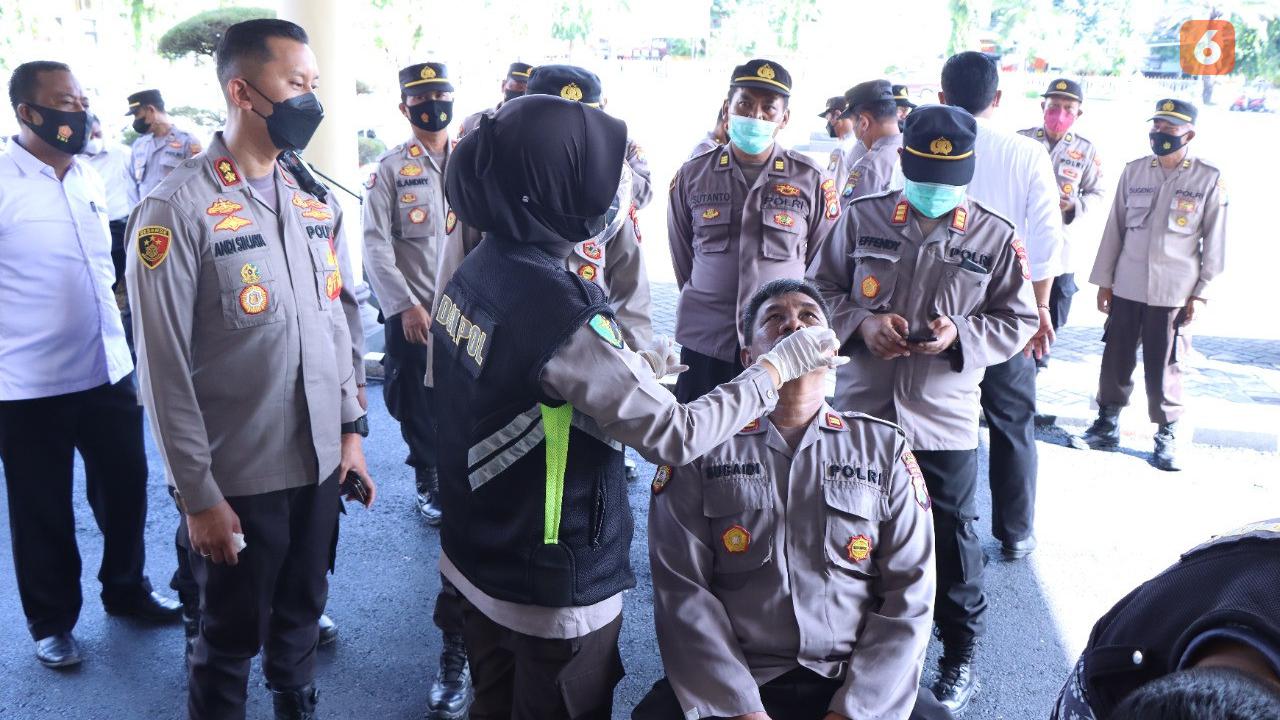 Kapolres Situbondo AKBP Andi Sinjaya (Kiri) Memantau Langsung Pelaksanaan Rapid Test Antigen Seluruh Personilnya di Mapolres Situbondo (Hermawan Arifianto/Liputan6.com)