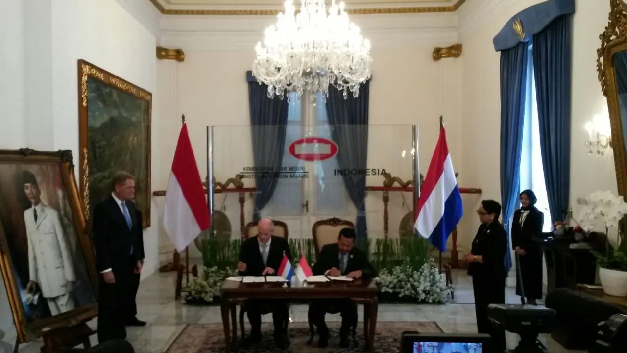 Menteri Luar Negeri Belanda Stef Blok (duduk, kiri) dan Kepala Badan Siber dan Sandi Negara Djoko Setiadi (duduk, kanan) menandatangani dokumen kerja sama penguatan keamanan siber Indonesia-Belanda, bertempat di Kemenlu RI (3/7) (Rizki Akbar/Liputan6.com)