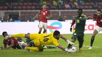 Kiper Mesir, Mohamed Abogabal (tengah) menangkap bola dari ancaman striker Senegal, Sadio Mane dalam laga final Piala Afrika 2021 di Stade d'Olembe, Yaounde, Kamerun (6/2/2022). (AP/Themba Hadebe)