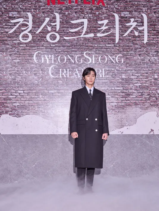 Dalam drama ini, Park Seo Joon berperan sebagai Jang Tae-sang, orang terkaya di Gyeongseong yang mengutamakan uang di atas keadilan. (Foto: Netflix)