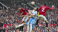 Pemain Crystal Palace, Joel Ward, duel udara dengan pemain Manchester United, Victor Lindelof dan Raphael Varane pada laga Liga Inggris di Stadion Old Trafford, Minggu (1/10/2023). Kekalahan ini membuat MU tertahan di peringkat 10 klasemen sementara EPL, sementara Crystal Palace naik ke peringkat sembilan. (AP Photo/Jon Super)