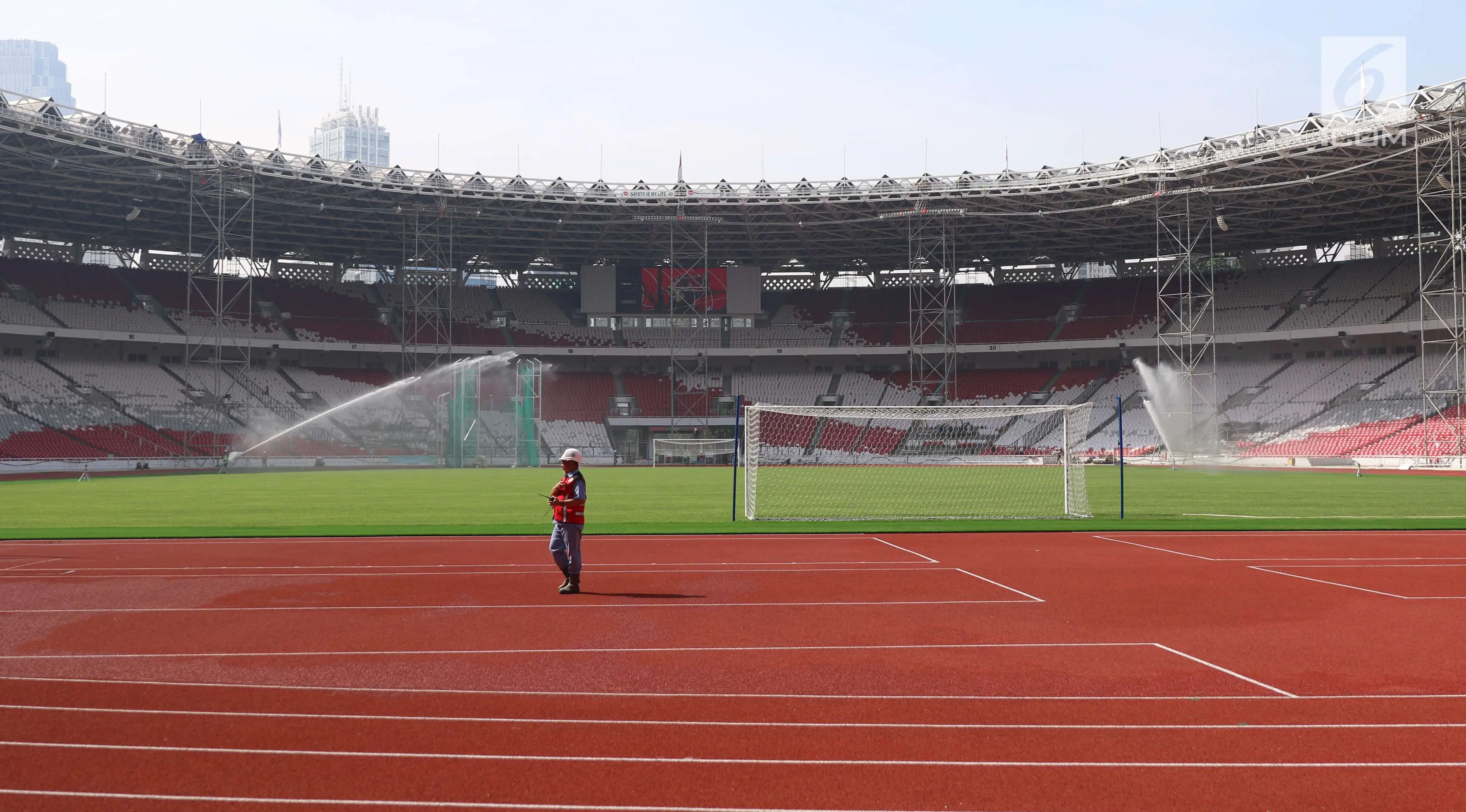 Pekerja berada di area proyek renovasi Stadion Utama Gelora Bung Karno, Jakarta, Kamis (23/11). Kementerian PUPR menargetkan seluruh venue olahraga untuk Asian Games XVIII selesai akhir Desember 2017. (Liputan6.com/Angga Yuniar)
