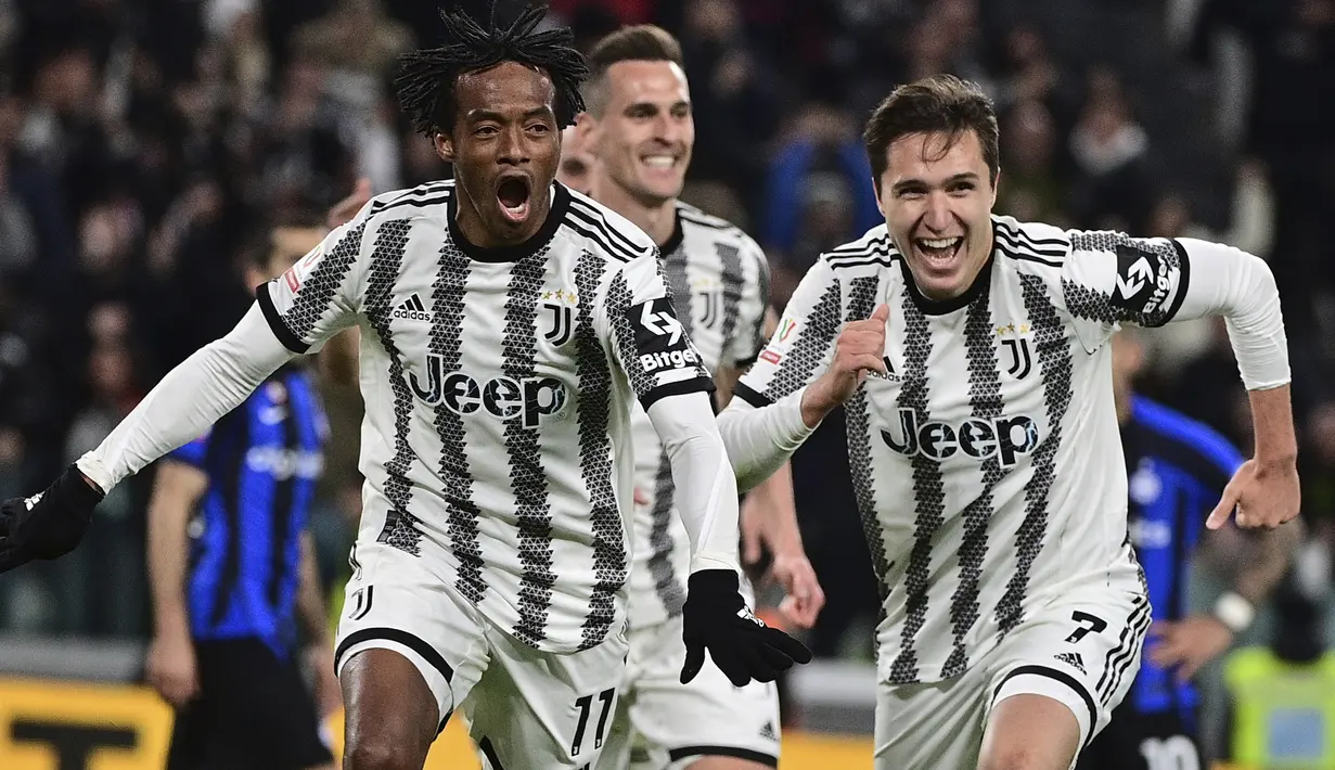 Selebrasi gelandang Juventus, Juan Cuadrado (kiri) setelah menjebol gawang Inter Milan pada laga leg pertama semifinal Coppa Italia 2022/2023 di Allianz Stadium, Turin, Rabu (5/4/2023) dini hari WIB. (LaPresse via AP Photo/Marco Alpozzi)
