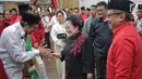 Ketua Umum PDIP Megawati Soekarnoputri bersalaman dengan tokoh agama saat menyerahkan KTA PDIP di Jakarta, Selasa (2/4). Megawati menyerahkan KTA PDIP kepada tokoh agama, purnawirawan TNI-Polri, dan akademisi yang menyatakan bergabung dengan PDIP. (Liputan6.com/Faizal Fanani)