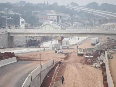 Suasana pembangunan proyek Tol Depok - Antasari (Desari) di kawasan Cilandak, Jakarta, Kamis (19/4). Saat ini pengerjaan dari pembangunan proyek Tol Desari sudah mencapai 98 persen. (Liputan6.com/Faizal Fanani)