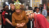 Dirut Yayasan Kitong Bisa, Jouhannes Faidiban, mempresentasikan aplikasi pembangunan berkelanjutan di depan Presiden Joko Widodo (Jokowi). Dok: YKB