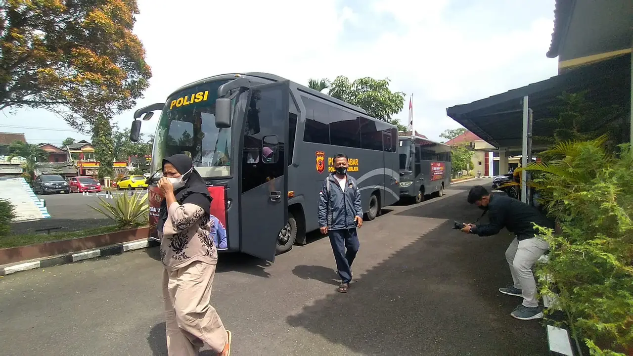 Polres Tasikmalaya menyediakan dua bis intitusi untuk menjemput warga melakukan vaksinasi covid-19.