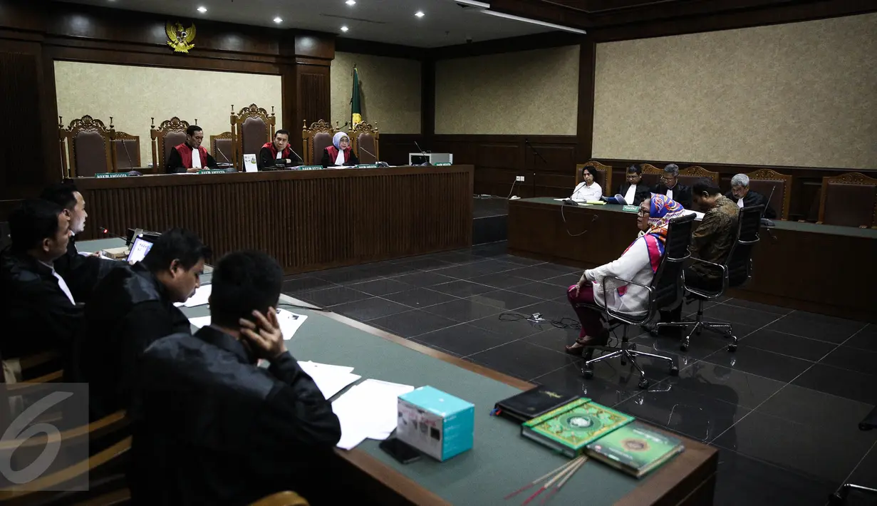 Dewie Yasin Limpo saat memberikan kesaksian hasil pertemuan dengan Menteri ESDM Sudirman Said, Jakarta, Senin (28/3). Persidangan terkait kasus suap proyek Pembangkit Listrik Tenaga Mikrohidro di Kabupaten Deiyai. (Liputan6.com/Faizal Fanani)