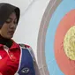 Pepanah Indonesia, Diananda Choirunisa, saat pemusatan latihan jelang Asian Games XVIII di Lapangan Panahan Senayan, Jakarta, Rabu (6/6/2018). Cabang panahan menargetkan satu medali emas pada Asian Games. (Bola.com/Vitalis Yogi Trisna)