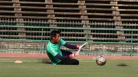 Mengasah kemampuan tendangan penalti menjadi salah satu materi pada sesi latihan Timnas Indonesia U-22 jelang semifinal Piala AFF 2019. (Bola.com/Zulfirdaus Harahap)