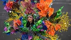 Peserta yang mengenakan kostum bertema HEAL (Kemanusiaan, Bumi, dan Kehidupan) mengikuti Jember Fashion Carnaval (JFC) ke-24 di Jember, Jawa Timur, Minggu (26/7/2026). (AFP/ Juni Krsiwanto)