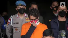 Musikus Ardhito Pramono (tengah) dihadirkan saat rilis kasus penyalahgunaan narkoba di Polres Jakarta Barat, Kamis (13/1/2022). Polisi menetapkan Ardhito Pramono sebagai tersangka kasus dugaan penyalahgunaan narkoba jenis ganja. (Liputan6.com/Faizal Fanani)