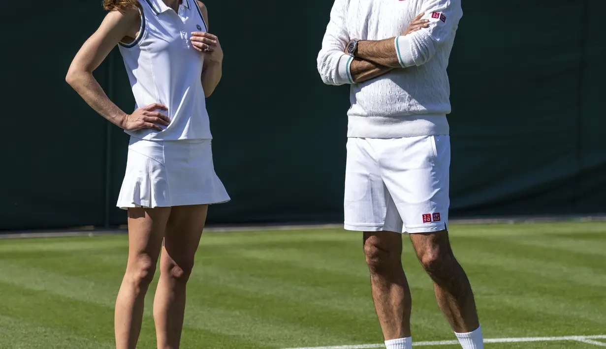 Princess of Wales mengenakan aksesoris hanya berupa cincin pertunangan bermata safir dan anting-anting hop emas kecil dengan rambut cokelatnya dikuncir kuda. (Thomas Lovelock/AELTC via AP)