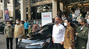 Menteri Koordinator Bidang Perekonomian Airlangga Hartarto menerima sebanyak 143 unit mobil listrik type Lexus UX300 E dari Toyota Astra Motor (TAM).
